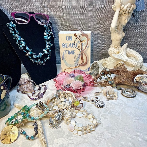 Meet your Posher, Attic Granny - Picture 14 of 16